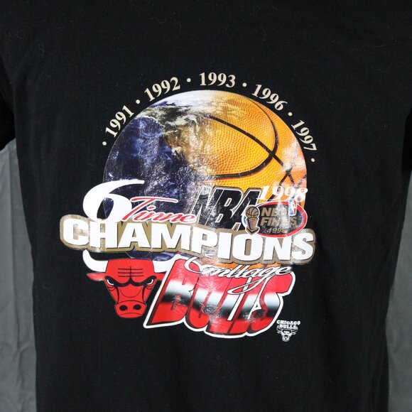 Chicago Bulls Shirt - 6 Time World Champions Iron On Graphic - Men's Medium - Picture 2 of 7